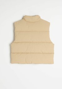 Beżowa kamizelka puchowa z wysokim kołnierzem, bezrękawnikowa konstrukcja i pikowana tekstura. Posiada poziome przeszycia wzdłuż ciała.