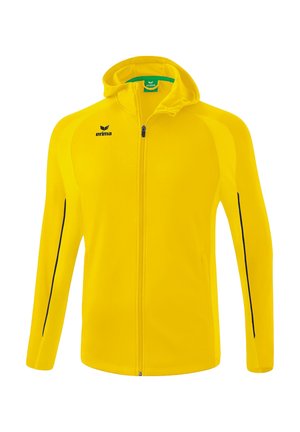 Geel zip-up jack gemaakt van lichtgewicht materiaal. Beschikt over een capuchon, zwarte accenten en een logo op de bovenste linkerkant. Gladde textuur.