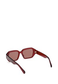Ochelari de soare rectangulari, translucizi, de culoare roșie, cu lentile colorate și rame unghiulare, având un logo subtil pe accentele tempelului.