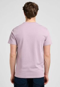 Kortärmad t-shirt med rund halsringning i ljus lavendelbomull. Enkelt design med en mjuk textur och inga synliga mönster eller detaljer.