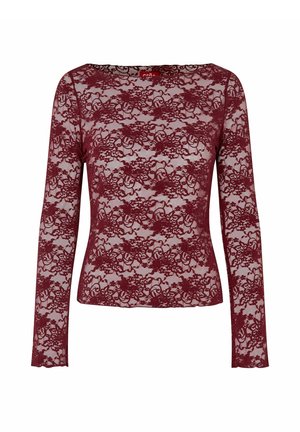 Eng anliegendes langärmeliges Spitzenoberteil in Burgunderrot mit Blumenmustern und einem Bootsausschnitt vor weißem Hintergrund.
