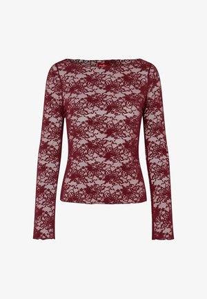 Strak vallend bordeauxrood kanten topje met lange mouwen, bloemenpatronen en een boothals, op een witte achtergrond.