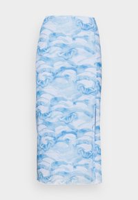 Pencil skirt yang terbuat dari kain yang lembut dan ringan, dengan pola gelombang cat air biru di latar belakang putih, memiliki siluet lurus dan slit di samping.