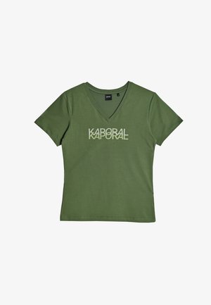 Olivgrünes V-Ausschnitt-T-Shirt aus weicher Baumwolle, mit einem in heller Farbe auf der Brust gedruckten "Kaporal"-Logo, kurze Ärmel.