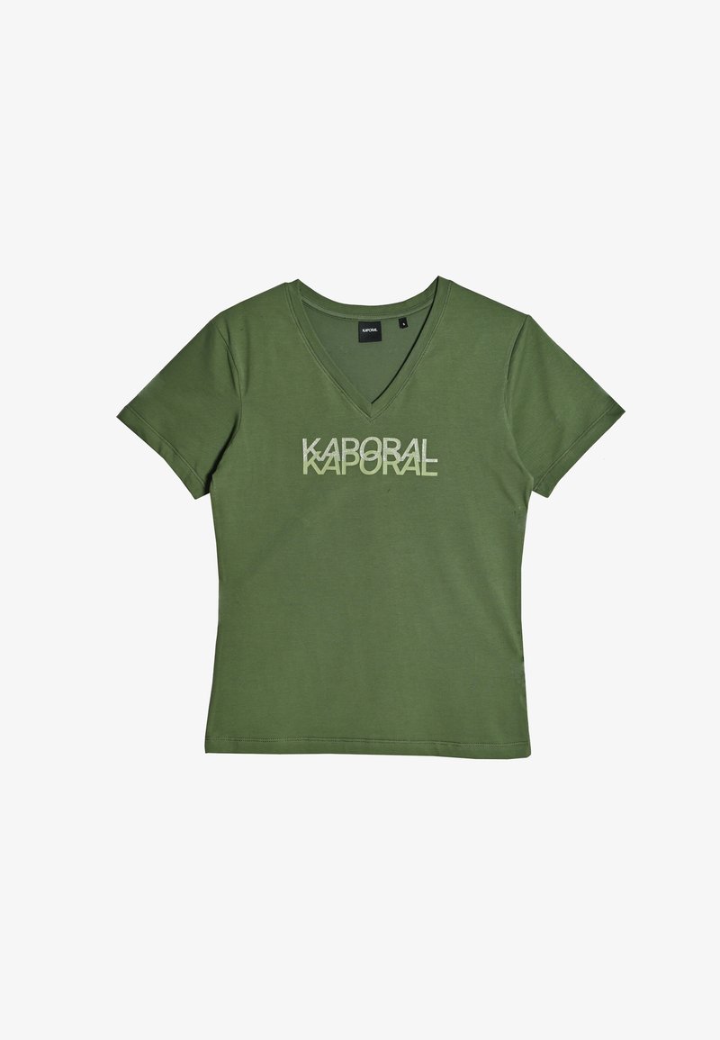 T-shirt vert olive encolure en V fabriqué en coton doux, avec un logo "Kaporal" imprimé en couleur claire sur la poitrine, à manches courtes.