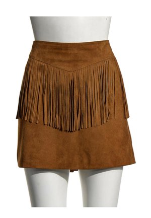 Mini-jupe en daim marron à taille haute avec des franges sur le devant, portée sur un mannequin blanc.