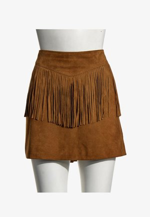 Mini-jupe en daim marron à taille haute avec des franges sur le devant, portée sur un mannequin blanc.