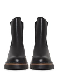 Botines de cuero negro hasta el tobillo con paneles laterales elásticos, puntas redondas y una suela exterior de goma texturizada y baja. Acabado suave y detalles mínimos.