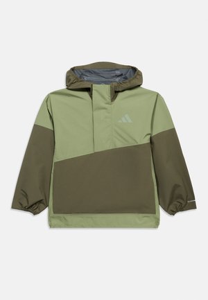 Kétszínű zöld kapucnis vízálló dzseki rugalmas mandzsettákkal és elöl logóval, szabadtéri időjárás elleni védelemre tervezve.