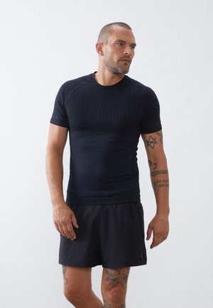 - T-shirt basic