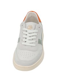 Sneaker bianco con punta in suede grigia, striscia laterale verde e accentuazione arancione sul tallone. Presenta lacci bianchi e dettagli perforati sulla punta.