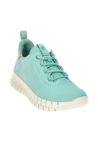 Chaussure de sport de couleur aqua avec une tige en caoutchouc lisse, une languette en mesh et une semelle blanche texturée. Comprend une sangle de traction et un design à lacets.