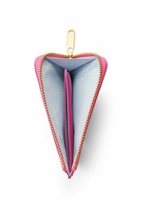Roze ritsportemonnee met een driehoekig ontwerp, gouden hardware en een lichtblauwe binnenkant met kaarthouders en een ruime compartment.