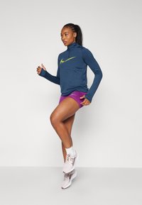 Nike Performance Top dugih rukava - armory navy/bright cactus