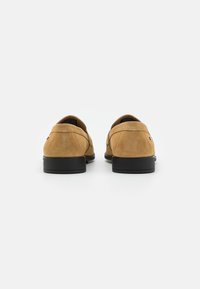Tommy Hilfiger FLAG CLASSIC LOAFER - Mokasīni - beige