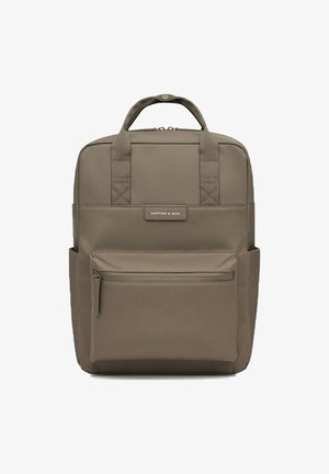 Khaki-Rucksack mit strukturiertem Design, doppelten oberen Tragegriffen, Reißverschlussfronttasche und mattem Stofffinish. Markenlabel auf der Vorderseite.