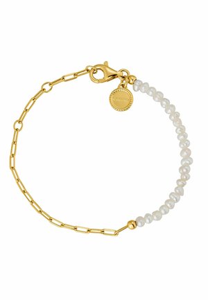 Pulsera con eslabones de cadena de medio oro, medio pequeñas perlas blancas, un cierre de langosta dorado y una etiqueta de encanto redonda dorada.