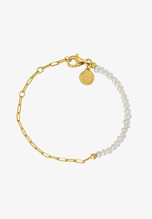 Pulsera con eslabones de cadena de medio oro, medio pequeñas perlas blancas, un cierre de langosta dorado y una etiqueta de encanto redonda dorada.