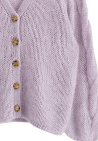 Cardigan lavorato a maglia lilla con scollatura a V, piccoli bottoni e tessuto testurizzato, con una vestibilità leggermente cropped e maniche a sbuffo.