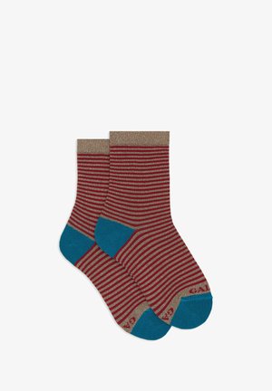 Calzini a righe rosse e beige con un accento blu sul tallone. Il materiale ha un leggero scintillio. Texture a coste nella fascia superiore.