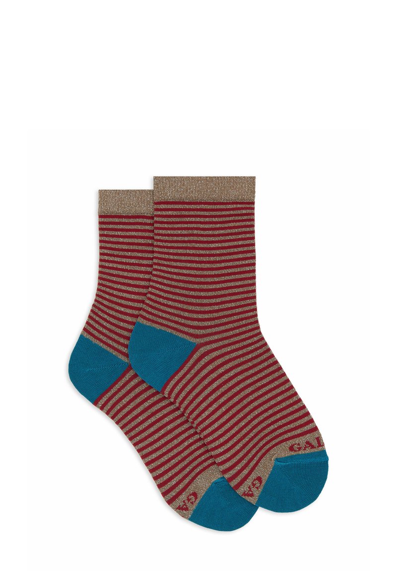 Gestreifte Socken in Rot und Beige mit einem blauen Akzent an der Ferse. Das Material hat einen leichten Schimmer. Gerippte Textur am oberen Bund.