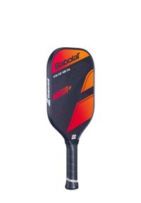 Babolat MNSTR+ pickleball paddle med et sort og orange design. Har en tekstureret overflade, rund hoved og et sort greb.
