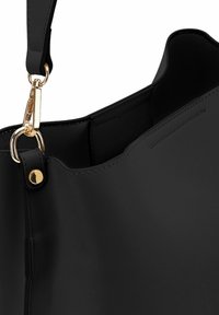 Borsa a tracolla nera in pelle con finitura liscia, dotata di una chiusura in metallo dorato, anello per la tracolla e dettagli di cucitura discreti lungo i bordi.