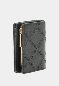 Schwarze Lederbörse mit geprägtem Logo-Muster, Reißverschlussfach und goldfarbener Hardware. Kompakte, rechteckige Form mit strukturiertem Oberflächenmaterial.