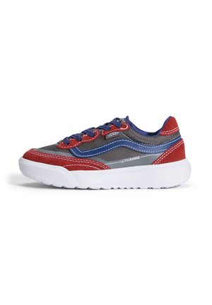 Low-top Vans Ultrarange sneaker med gråt mesh, røde ruskindsoverlays, blå stribe, blå snørebånd og tyk hvid sål, set fra ydersiden.