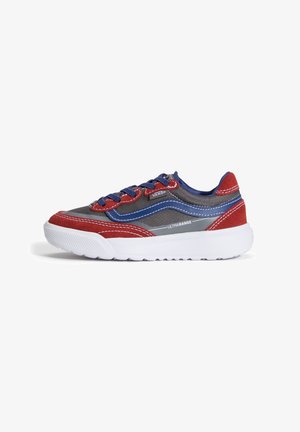 Low-top Vans Ultrarange sneaker met grijze mesh, rode suède overlays, blauwe streep, blauwe veters en dikke witte zool, gezien vanaf de buitenkant.