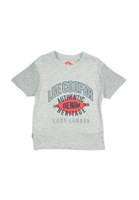T-shirt gris à manches courtes en coton, avec un col rond et un motif graphique en bleu et rouge portant la mention "LEE COOPER AUTHENTIC DENIM."
