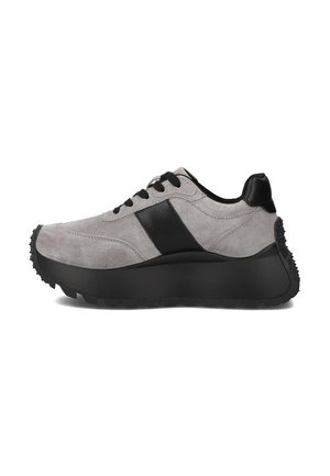 Szare zamszowe trampki z czarnymi akcentami, okrągły nosek, gruba czarna podeszwa oraz teksturowana gumowa podeszwa dla lepszej przyczepności. Sznurowane zapięcie.