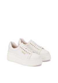 Baskets à plateforme blanches avec œillets dorés, lacets blancs et un logo doré "Koziar" sur le côté, présentées en vue côte à côte.