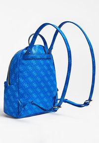 Niebieski syntetyczny plecak o teksturowanej powierzchni, z regulowanymi paskami, zapięciem na zamek i wzorzystym logo na tkaninie.