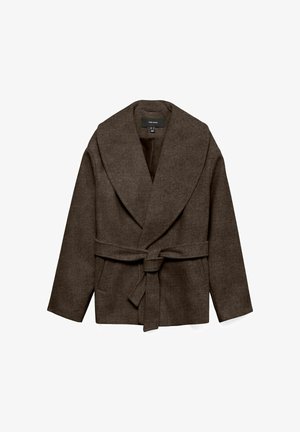 Ruskea villainen kietaisutakki, jossa leveä kauluskäänne, pitkät hihat, sivutaskut ja vyötäröllä solmittava vyö.