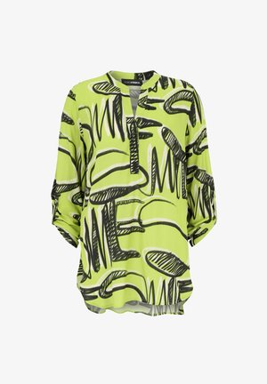 Limettengrüne Bluse mit abstrakten Schwarz-Weiß-Mustern, V-Ausschnitt, drei Viertelärmeln und einem lässigen Schnitt.