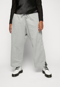 Nike Sportswear PHOENIX W NSW STYLE FLC HR PANT PLUS - Pantalones deportivos - grey heather