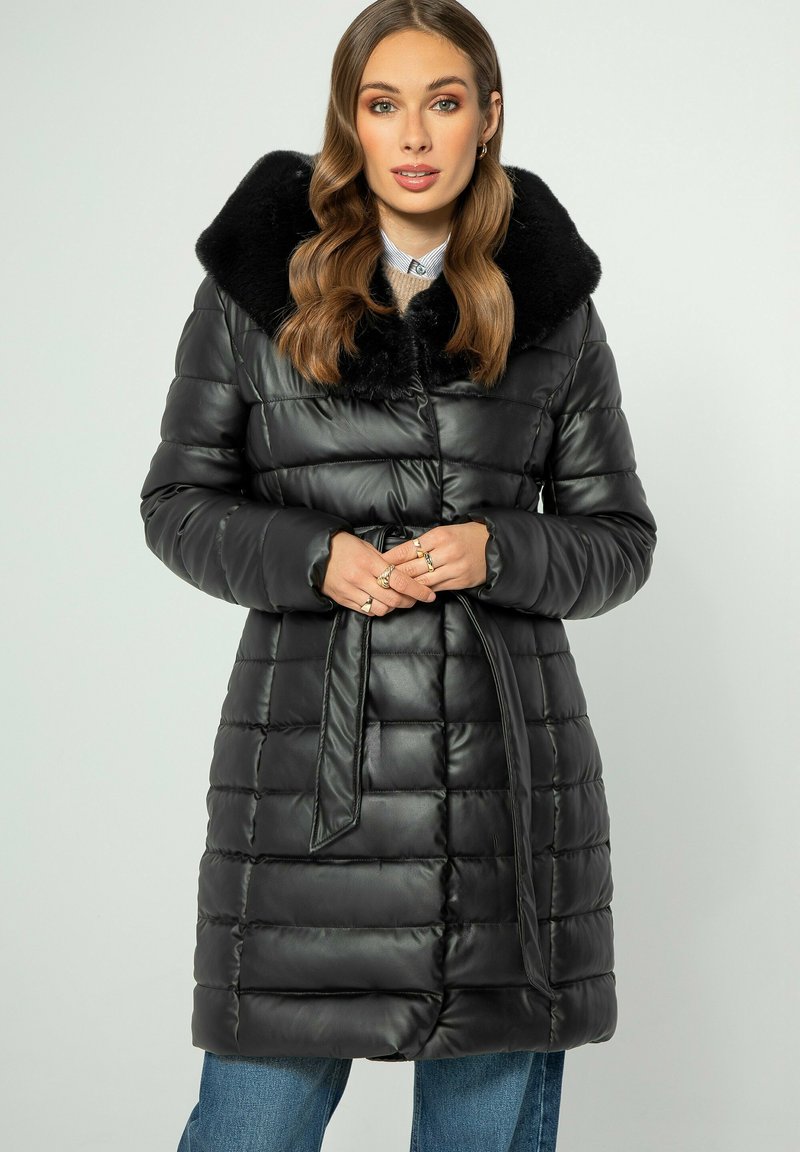 Zwarte pufferjas met een pluche, faux fur kraag, een ceintuur in de taille en een geborduurd textuur. Heeft lange mouwen en een middellange snit.