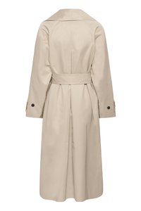 Béžový dlouhý trenčkot se širokým límcem, páskem v pase, dlouhými rukávy s knoflíkovými manžetami a plisovaným detailem na zádech.