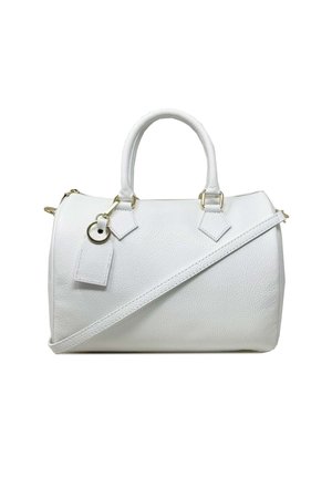 Sac à main en cuir blanc avec une texture galuchat, forme arrondie, poignées supérieures, bandoulière amovible, quincaillerie dorée et une étiquette attachée.