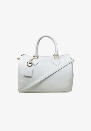 Bolso de mano de cuero blanco con textura de guijarro, forma redondeada, asas superiores, correa de hombro desmontable, herrajes dorados y una etiqueta adjunta.