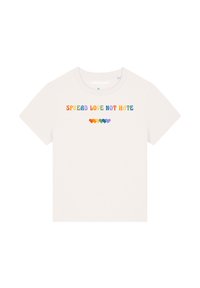 T-shirt en coton blanc avec un texte multicolore qui dit "RÉPANDRE L'AMOUR PAS LA HAINE" et une rangée de cœurs colorés en dessous.