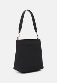 Borsa a spalla in tessuto nero con un design strutturato, dotata di un'unica tracolla e dettagli in metallo dorato. Texture liscia, stile minimalista.
