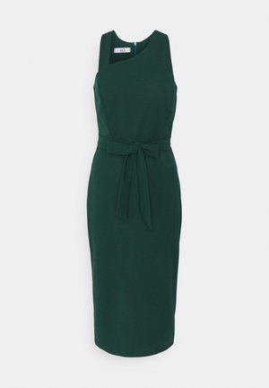 Robe midi sans manches vert foncé avec un décolleté asymétrique et une ceinture en tissu nouée à la taille.