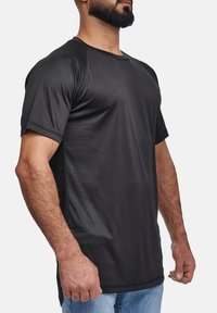 Elara FITNESS  RUNDHALSSCHITT - T-shirt basic - schwarz