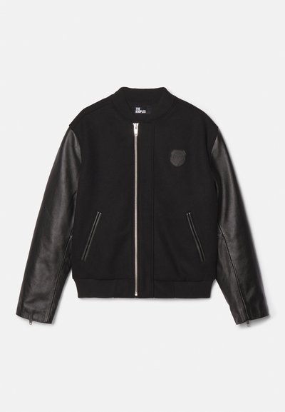 Chaqueta bomber negra con cuerpo de lana y mangas de cuero. Presenta un cierre con cremallera en la parte delantera, cuello acanalado y dos bolsillos laterales. Decorada con un logo en forma de escudo.