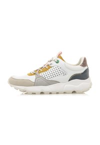 Sneaker blanche avec des accents gris, jaunes et navy. Caractéristiques d'un design perforé, de panneaux texturés et d'une semelle épaisse avec des lacets intégrés.