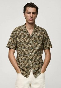 Kortærmet skjorte med knapper, der har et abstrakt bølgemønster i brune, grønne og kremfarvede nuancer; lavet af letvægtsstof med en afslappet pasform.