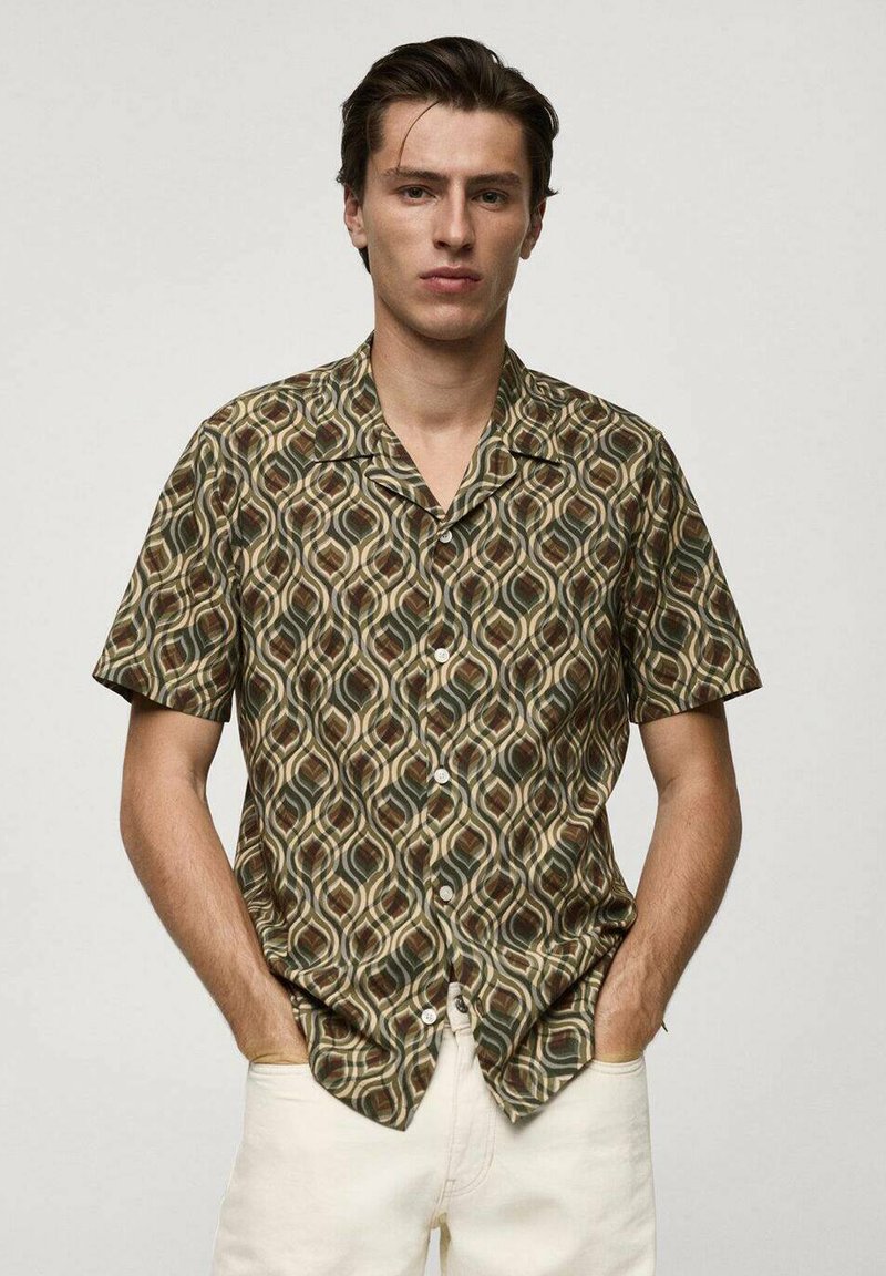 Kortærmet skjorte med knapper, der har et abstrakt bølgemønster i brune, grønne og kremfarvede nuancer; lavet af letvægtsstof med en afslappet pasform.
