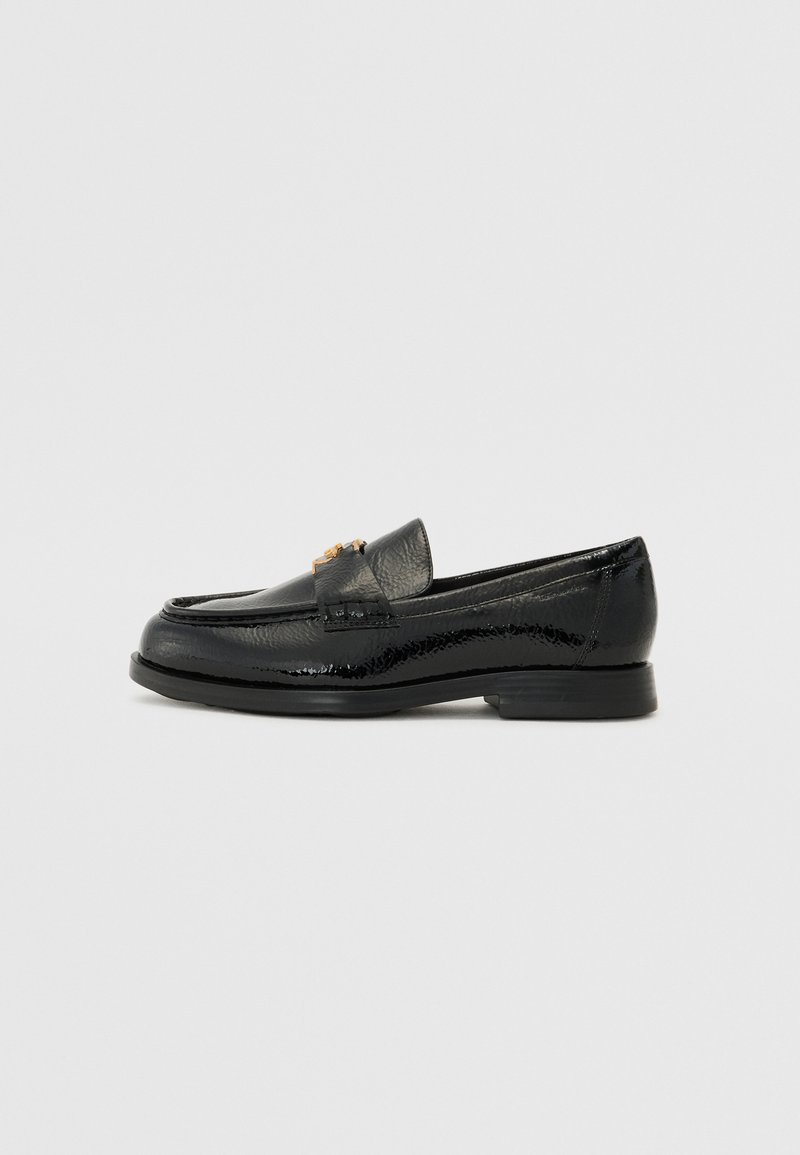 Schwarze Lederloafer mit glänzender Oberfläche, ausgestattet mit einem goldenen Kettenakzent und einem niedrigen, abgerundeten Absatz. Klassisches Design mit glatter Textur.